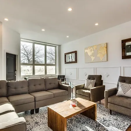Converted Store Front Lets Live Like A Local In The Heart Of It All! Chicago