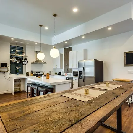 Converted Store Front Lets Live Like A Local In The Heart Of It All! Apartment *