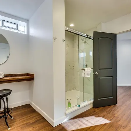 Apartment Converted Store Front Lets Live Like A Local In The Heart Of It All! Chicago