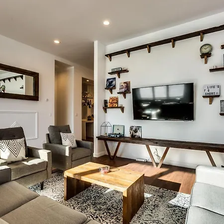 Apartment Converted Store Front Lets Live Like A Local In The Heart Of It All! *