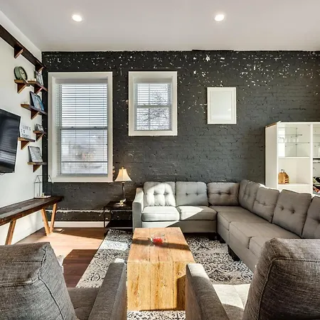 Apartment Converted Store Front Lets Live Like A Local In The Heart Of It All! Chicago