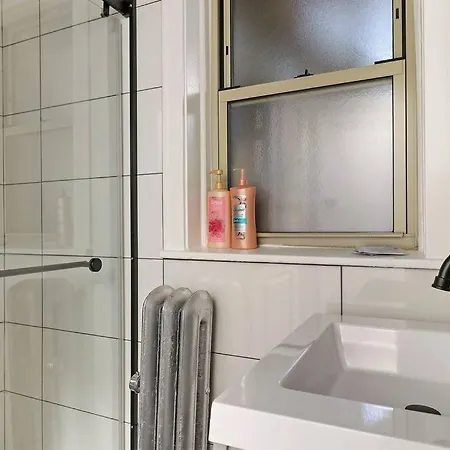 Apartment Cozy 2br - Perfect For A Seamless - Montrose 1a
