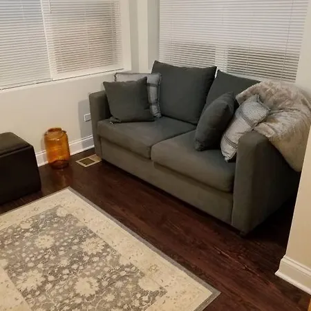 Apartment And Cozy. Sleeps 5. *