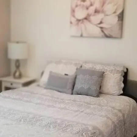 Apartment And Cozy. Sleeps 5. *