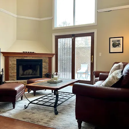 4 Bedroom In Location Parking Fireplace Back Yard Pets Welcome * Chicago