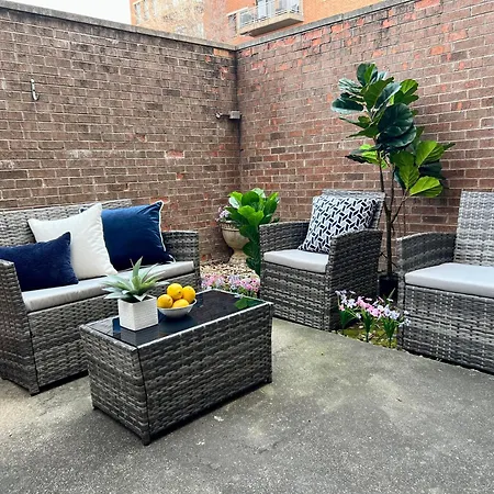 4 Bedroom In Location Parking Fireplace Back Yard Pets Welcome *
