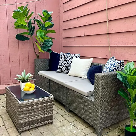 Designer Themed 4 Bedroom In Location With Patio And Fireplace Holiday home *