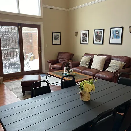 4 Bedroom In Location Parking Fireplace Back Yard Pets Welcome Holiday home Chicago