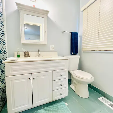 Designer Themed 4 Bedroom In Location With Patio And Fireplace Holiday home *