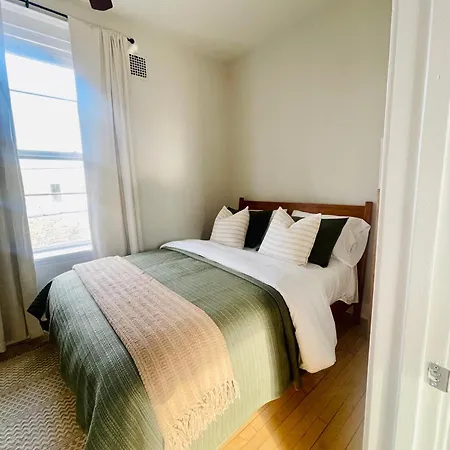 Apartment Stunning 4bd/2ba Getaway Chicago