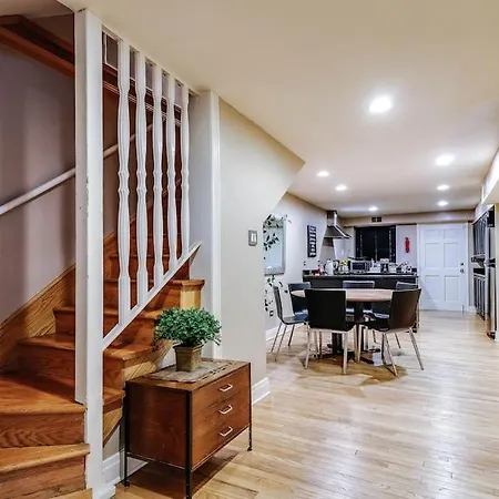 Old-world Classic Building Downtown Apartment