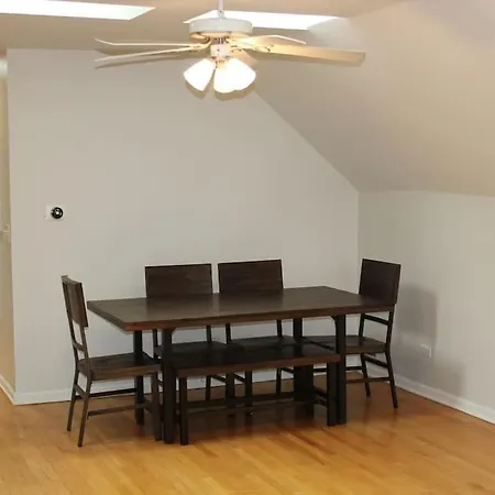 Holiday home Lincoln Park Living - 3 Queen Beds - Sleeps 6