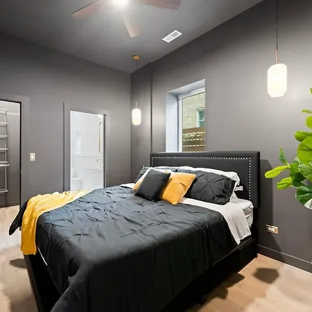 Chic 4-bedroom Haven: Designer's Dream *