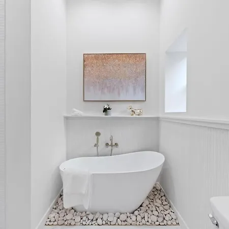 Chic 4-bedroom Haven: Designer's Dream