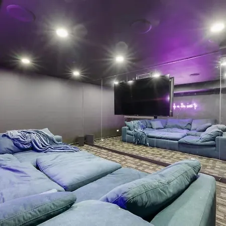 Holiday home 5br 5ba Architectural Estate-theatre Gym Rooftop *