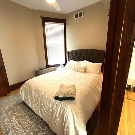 Irving Park Updated Vintage Unit 2-flat Apartment *