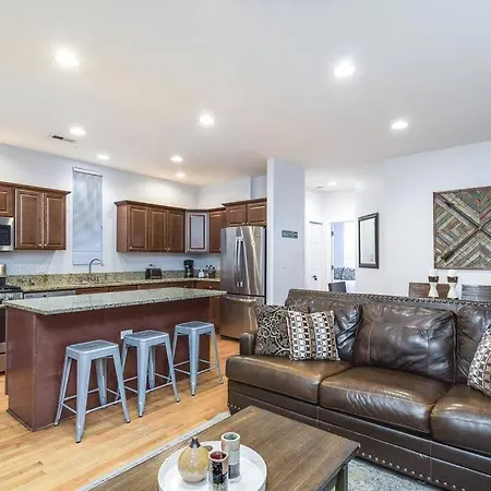 Holiday home Entire Building-walk To Lincoln Park Or The