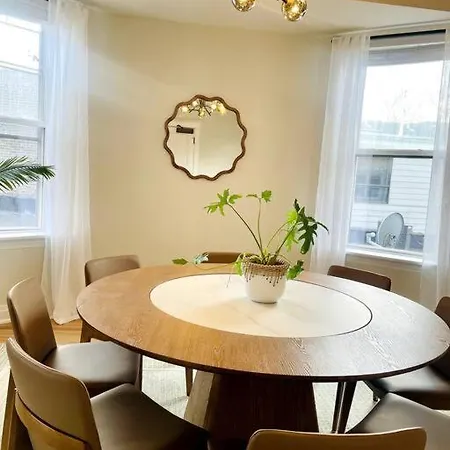 Apartment Stunning 4bd/2ba Getaway Chicago