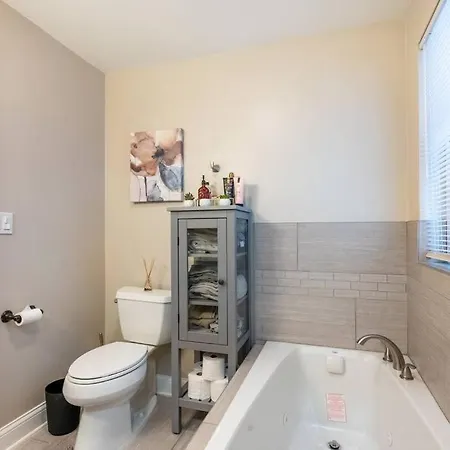3br Modern Near Wrigley Depaul +free Parking * Chicago