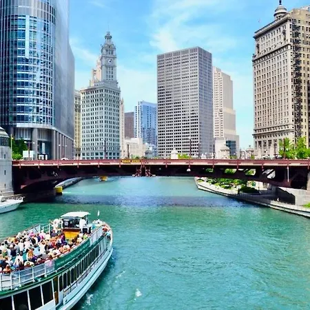 Spacious 3brcondo Near Wrigley Depaul +freeparking Holiday home Chicago