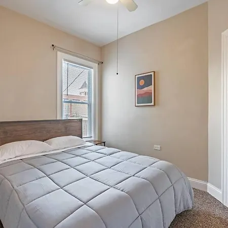 Spacious 3brcondo Near Wrigley Depaul +freeparking * Chicago