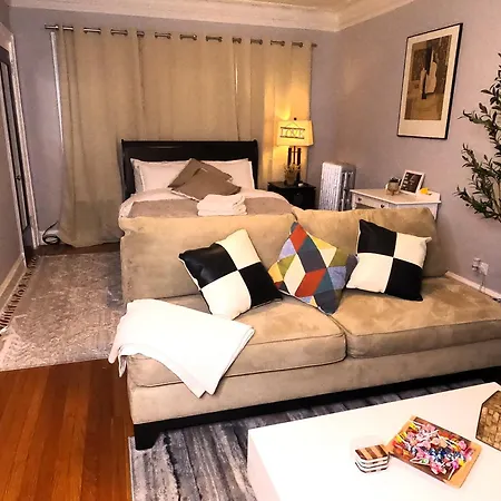 Cozy Studio Near Lake Michigan Apartment