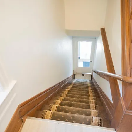 Sleeps 10-20 Free Tv & Parking