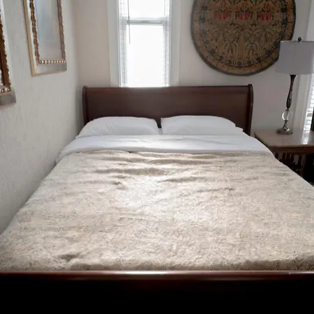 Sleeps 10-20 Free Tv & Parking Chicago