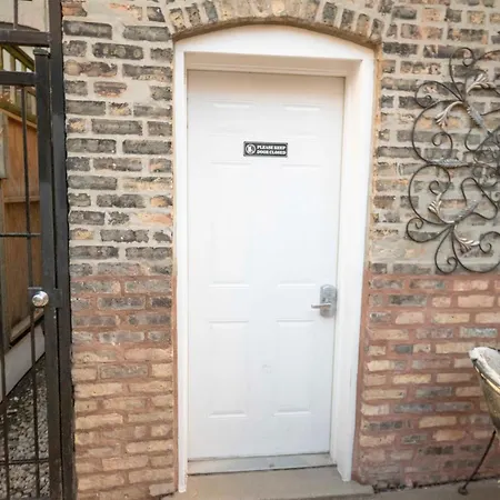Sleeps 10-20 Free Tv & Parking * Chicago