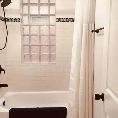 Modern Logan Square 1 Bedroom Flat Apartment