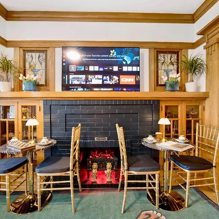 Apartment The Twin Lions: Bespoke Travel W/ Speakeasy* Chicago