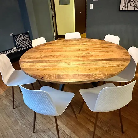 Spacious Lakeview Hideway With Parking! Chicago