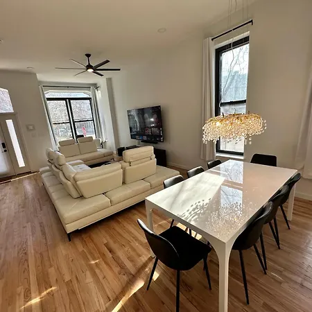 Luxe Spacious Sfh In Bucktown With Secure Parking *