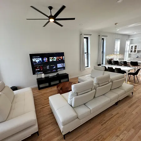 Holiday home Luxe Spacious Sfh In Bucktown With Secure Parking *