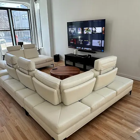 Holiday home Luxe Spacious Sfh In Bucktown With Secure Parking