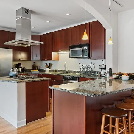 Wrigleyville Away From Home! 5 Mins From Downtown! Steps From Lake!! Cozy! Chicago