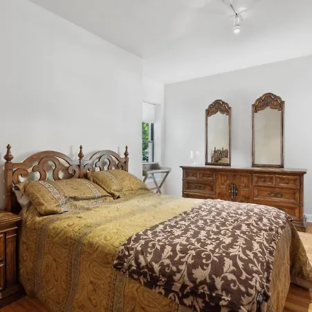 Wrigleyville Away From Home! 5 Mins From Downtown! Steps From Lake!! Cozy! Apartment *