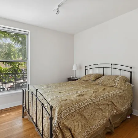Wrigleyville Away From Home! 5 Mins From Downtown! Steps From Lake!! Cozy!