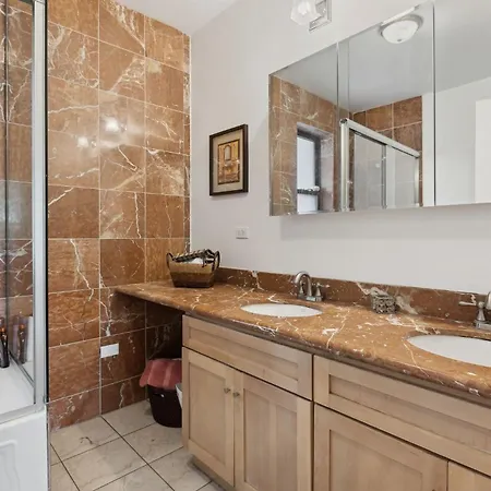 Wrigleyville Away From Home! 5 Mins From Downtown! Steps From Lake!! Cozy! Chicago