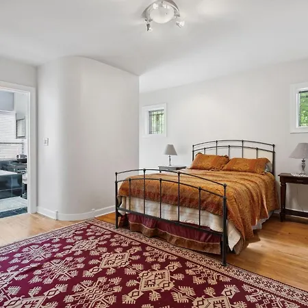 Wrigleyville Away From Home! 5 Mins From Downtown! Steps From Lake!! Cozy! Apartment Chicago