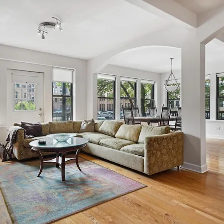 Apartment Wrigleyville Away From Home! 5 Mins From Downtown! Steps From Lake!! Cozy! *