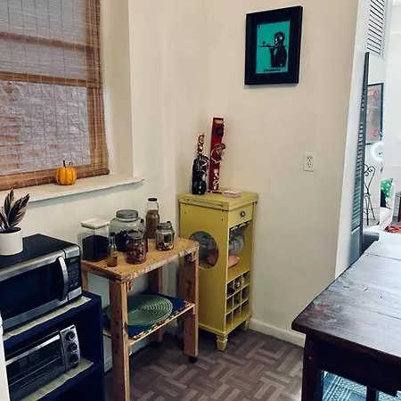 Homey And Private 1 Bed Located 15min To City Apartment