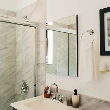 Well-equipped In The City! - Belmont B13 Apartment
