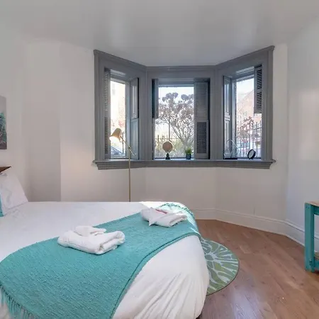 Amazing Designer Unit In The Heart Of Lincoln Park That Sleeps Up To 6 *