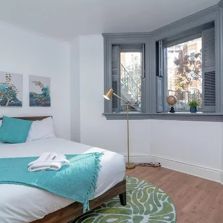 Amazing Designer Unit In The Heart Of Lincoln Park That Sleeps Up To 6 * Chicago