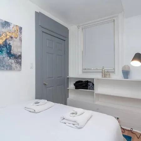 Amazing Designer Unit In The Heart Of Lincoln Park That Sleeps Up To 6 Apartment *
