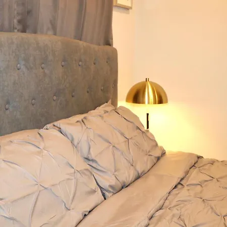 Apartment Spacious Haven Chicago