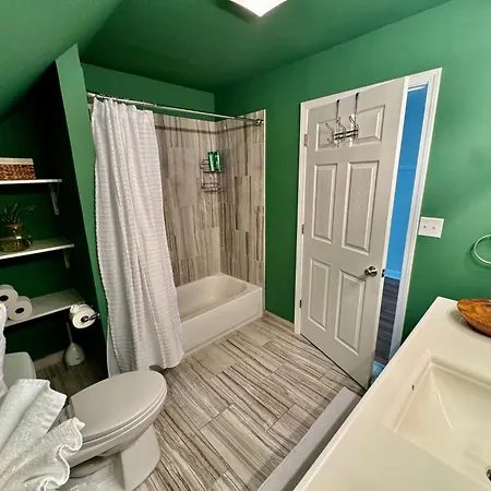 Stunning 4bd/2ba Getaway Apartment *