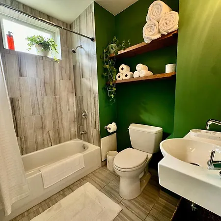 Stunning 4bd/2ba Getaway Apartment *