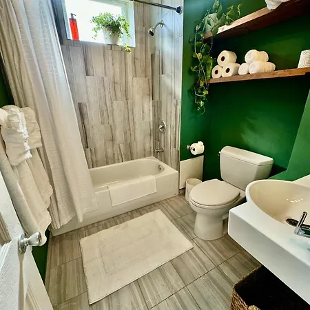 Stunning 4bd/2ba Getaway Apartment
